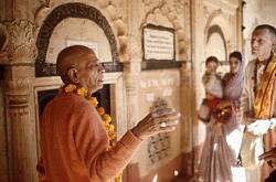 Нажмите на изображение для увеличения.&nbsp;

Название:	Foto_25_November_1971_goda_Vrindavan_Shrila_Prabhupada_provodit_parikramu_v_hrame_Radhi-Damodary.jpg&nbsp;
Просмотров:	2&nbsp;
Размер:	37.7 Кб&nbsp;
ID:	10691