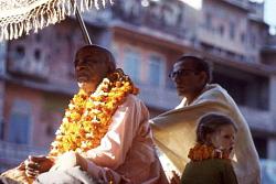 Нажмите на изображение для увеличения.&nbsp;

Название:	Foto_1_Srila_Prabhupada_vo_glave_prazdnichnogo_shestvija_po_ulicam_Jaipura_v_deni_otkrytija_fest.jpg&nbsp;
Просмотров:	3&nbsp;
Размер:	36.9 Кб&nbsp;
ID:	10976