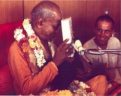 Нажмите на изображение для увеличения.&nbsp;

Название:	Prabhupada touches book to forehead.jpg&nbsp;
Просмотров:	125&nbsp;
Размер:	63.5 Кб&nbsp;
ID:	3991